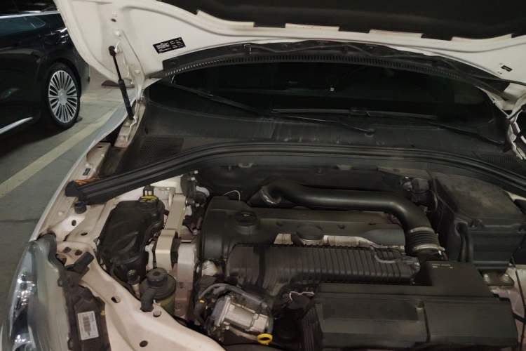 Used Volvo XC60 2015 T5 AWD Zhiyuan Edition Engine Bay Right