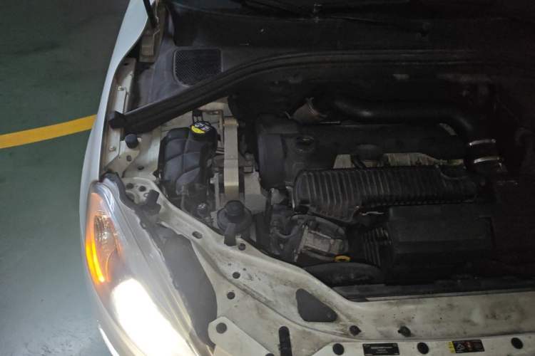 Used Volvo XC60 2015 T6 AWD Smart Version Engine Bay Right