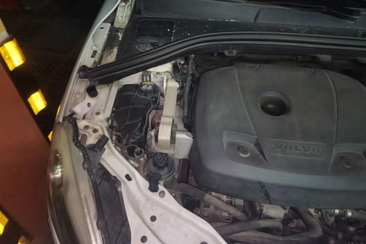 Used Volvo XC60 2015 T5 Smart Edition Engine Bay Right
