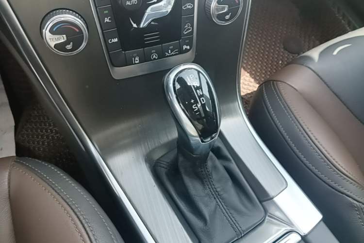 Used Volvo XC60 2015 T5 AWD Zhiyuan Edition Gear Lever