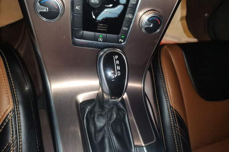 Used Volvo XC60 2015 T5 Smart Edition Gear Lever