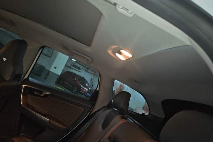 Used Volvo XC60 2015 T6 AWD Smart Version Headliner