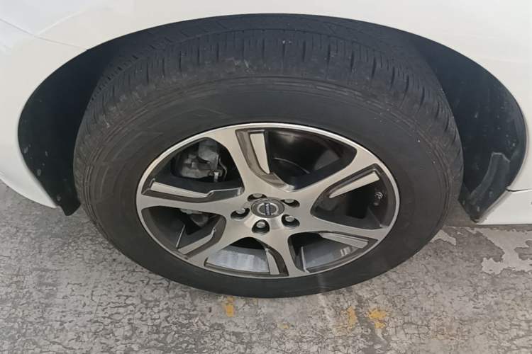 Used Volvo XC60 2015 T5 AWD Zhiyuan Edition Left Front Wheel Hub