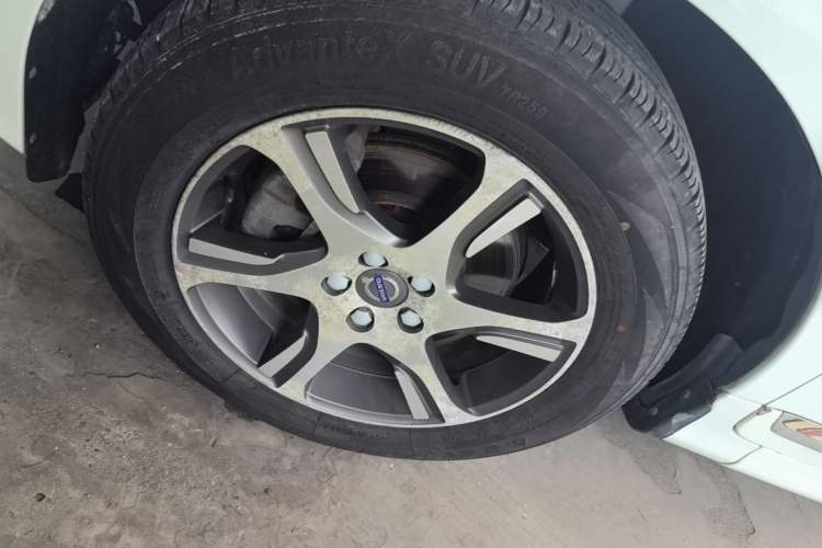 Used Volvo XC60 2015 T5 AWD Zhiyuan Edition Left Front Wheel Hub