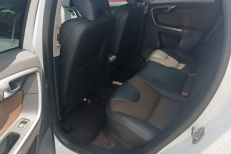 Used Volvo XC60 2015 T5 AWD Zhiyuan Edition Left Rear Seat