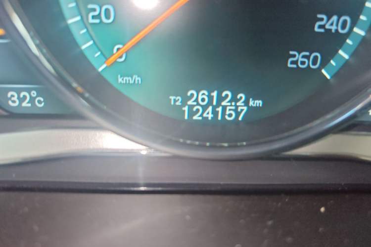 Used Volvo XC60 2015 T5 AWD Zhiyuan Edition Odometer Close Up