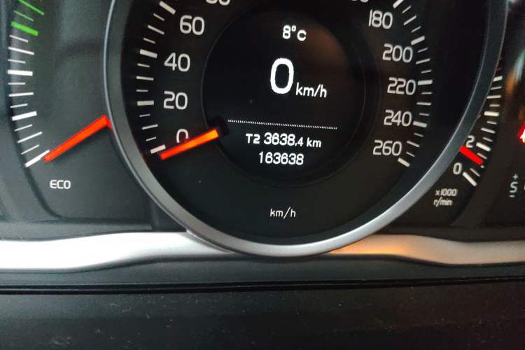 Used Volvo XC60 2015 T5 Smart Upgrade Model Odometer Close Up