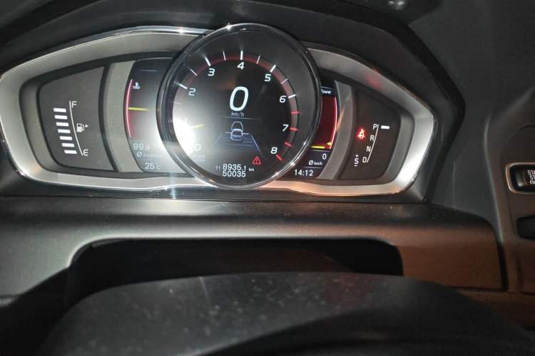 Used Volvo XC60 2015 T6 AWD Smart Version Odometer Close Up