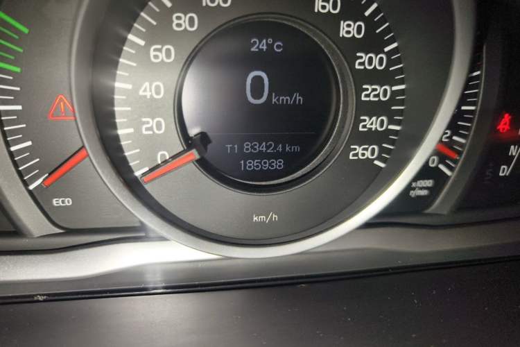Used Volvo XC60 2015 T5 Smart Upgrade Model Odometer Close Up