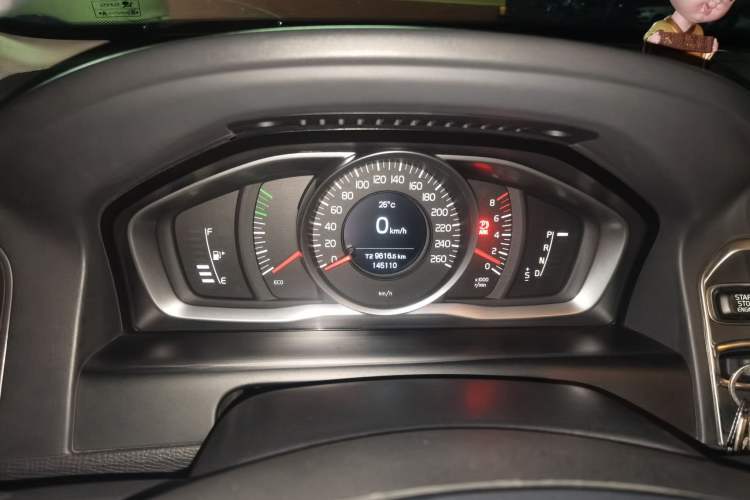 Used Volvo XC60 2015 T5 Smart Edition Odometer Close Up