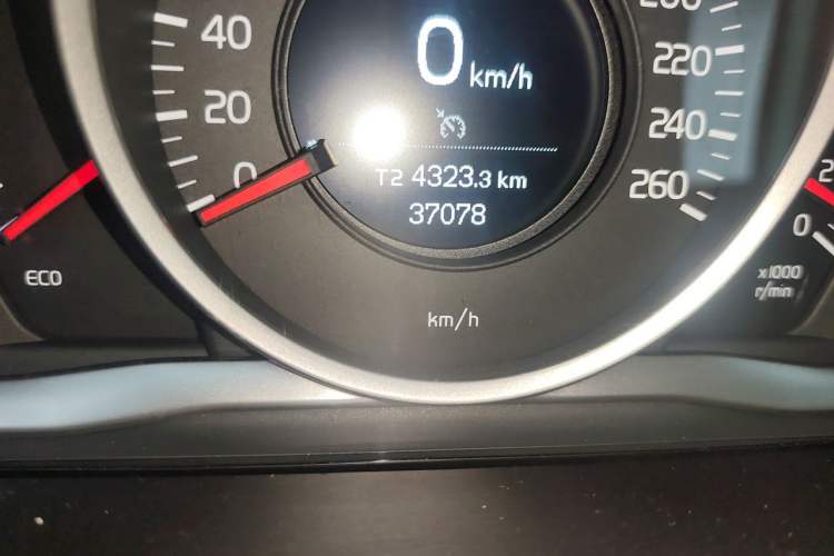 Used Volvo XC60 2015 T5 Smart Upgrade Model Odometer Close Up