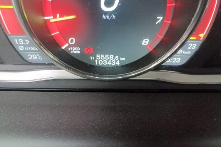 Used Volvo XC60 2015 T5 Smart Upgrade Model Odometer Close Up