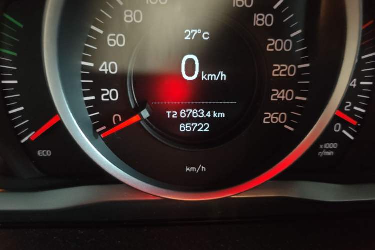 Used Volvo XC60 2015 T5 Smart Edition Odometer Close Up