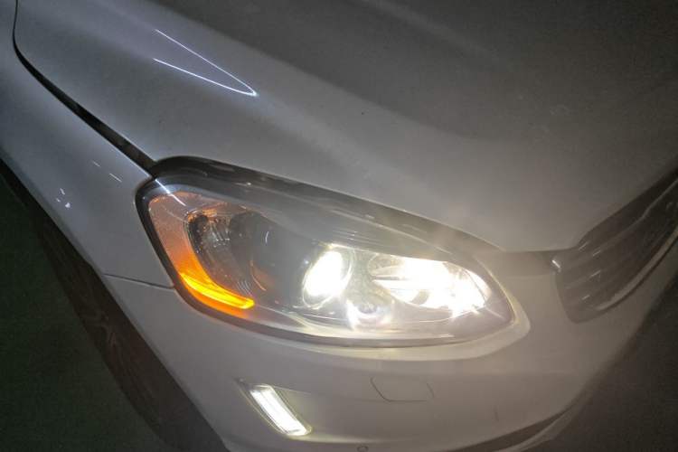 Used Volvo XC60 2015 T6 AWD Smart Version Right Front Headlight