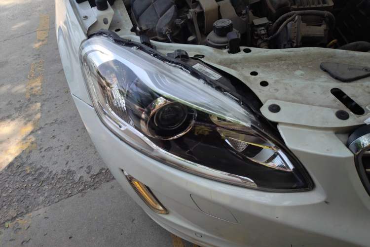 Used Volvo XC60 2015 T5 AWD Zhiyuan Edition Right Front Headlight