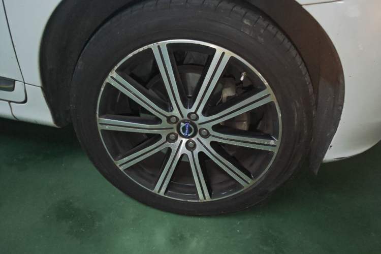 Used Volvo XC60 2015 T6 AWD Smart Version Right Front Wheel Hub