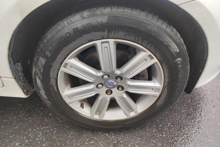 Used Volvo XC60 2015 T5 AWD Zhiyuan Edition Right Front Wheel Hub