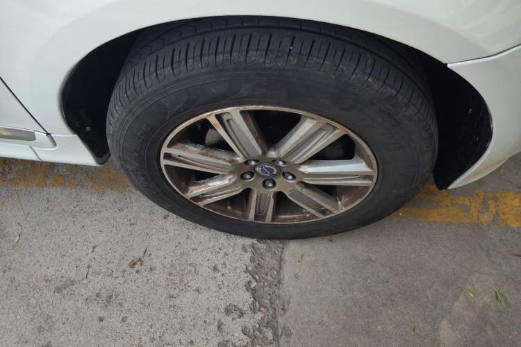 Used Volvo XC60 2015 T5 AWD Zhiyuan Edition Right Front Wheel Hub