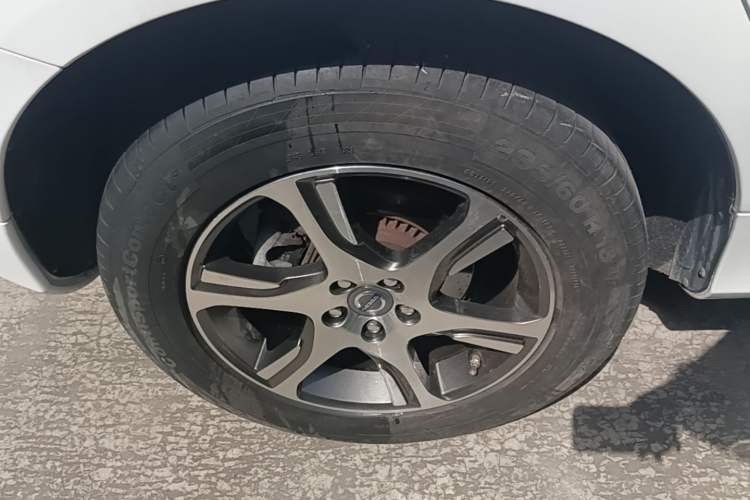 Used Volvo XC60 2015 T5 AWD Zhiyuan Edition Right Rear Wheel Hub