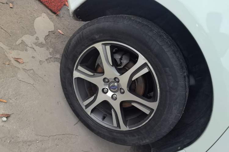 Used Volvo XC60 2015 T5 AWD Zhiyuan Edition Right Rear Wheel Hub