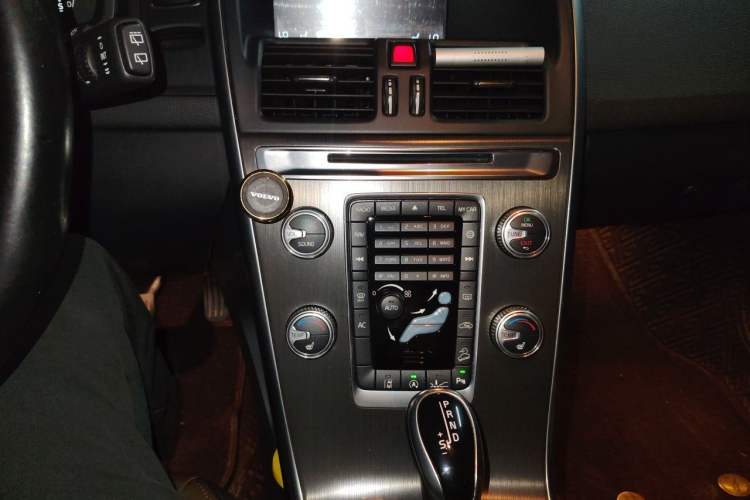 Used Volvo XC60 2015 T5 AWD Zhiyuan Edition Audio And AC Panel