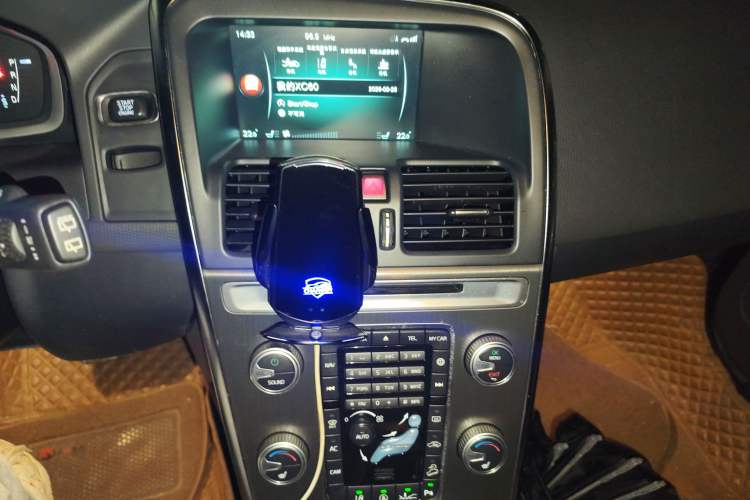 Used Volvo XC60 2015 T5 AWD Smart Drive Edition Audio And AC Panel