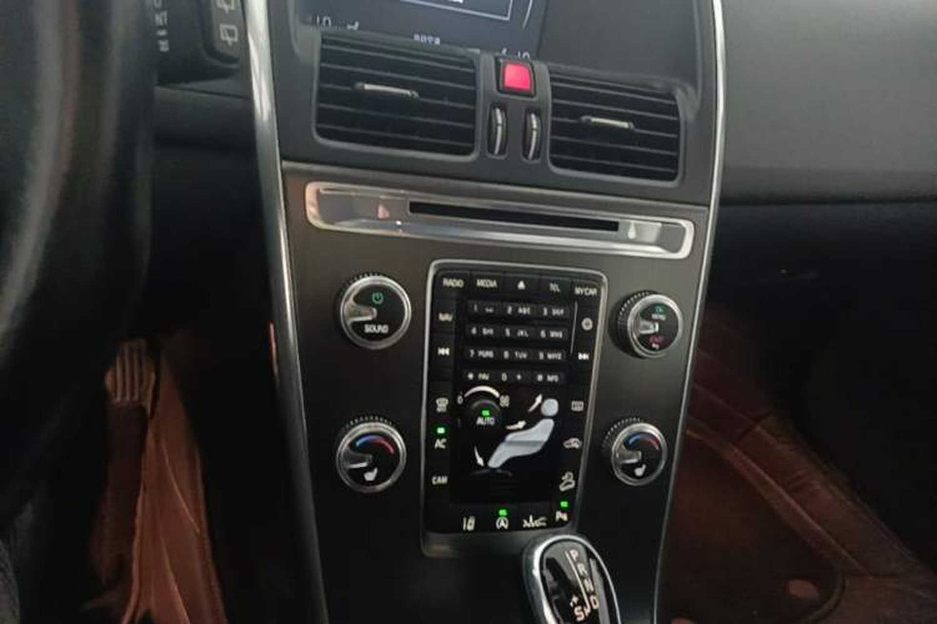 Used Volvo XC60 2015 T5 AWD Smart Drive Edition Audio And AC Panel