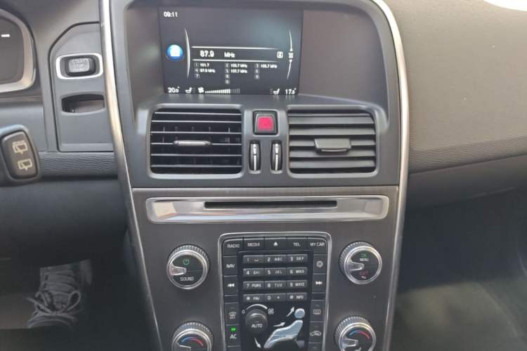 Used Volvo XC60 2015 T5 Smart Upgrade Model Audio And AC Panel