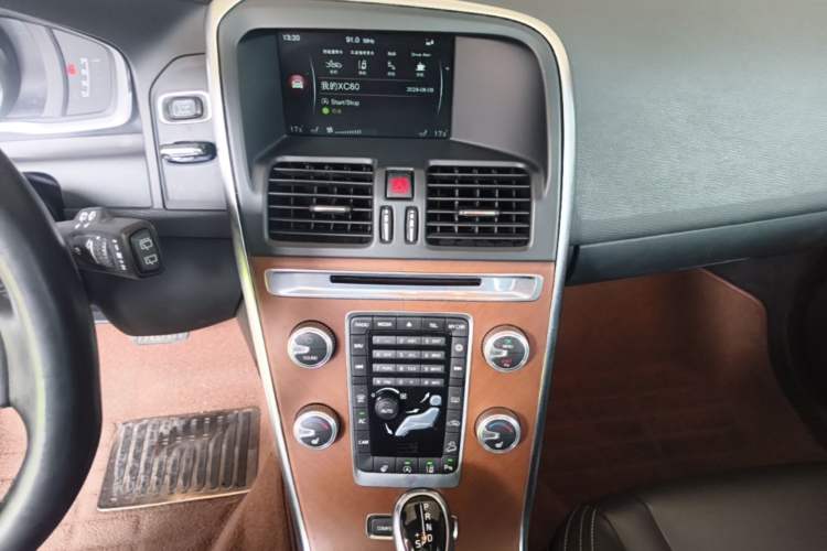 Used Volvo XC60 2015 T6 AWD Smart Version Audio And AC Panel
