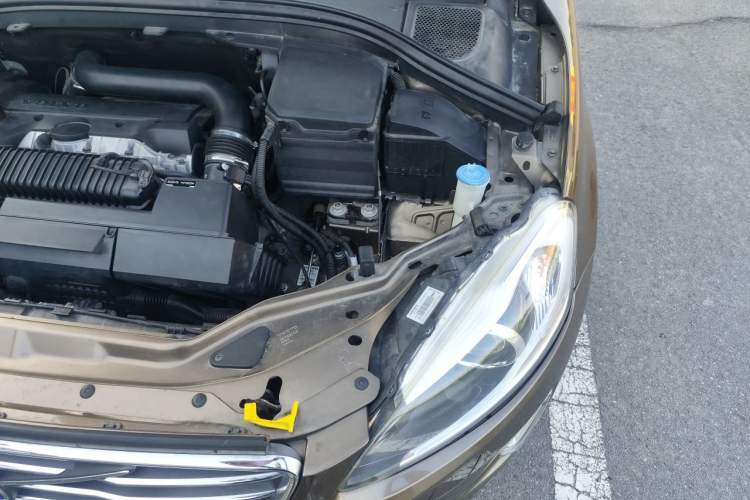 Used Volvo XC60 2015 T5 AWD Zhiyuan Edition Engine Bay Left
