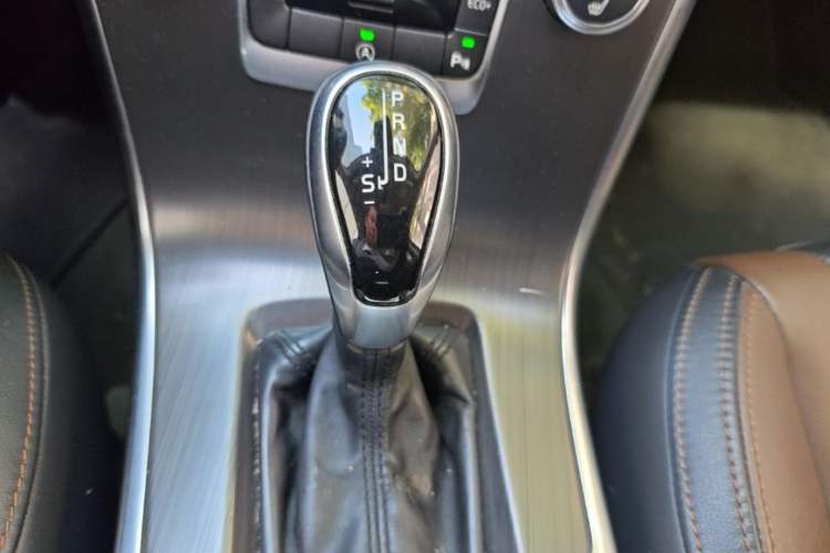Used Volvo XC60 2015 T5 Smart Upgrade Model Gear Lever