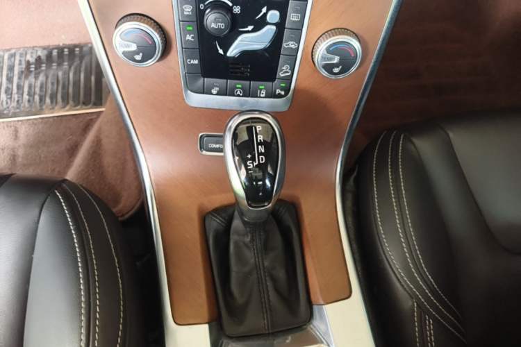 Used Volvo XC60 2015 T6 AWD Smart Version Gear Lever