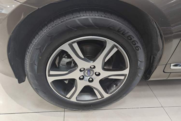 Used Volvo XC60 2015 T5 AWD Zhiyuan Edition Left Front Wheel Hub