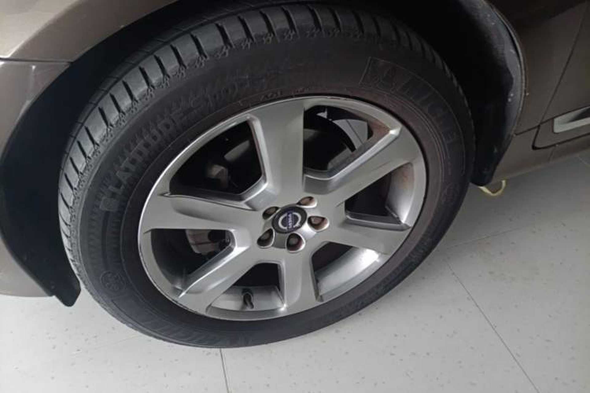Used Volvo XC60 2015 T5 AWD Smart Drive Edition Left Front Wheel Hub