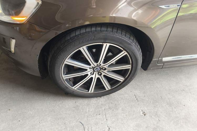 Used Volvo XC60 2015 T6 AWD Smart Version Left Front Wheel Hub