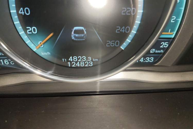 Used Volvo XC60 2015 T5 AWD Smart Drive Edition Odometer Close Up