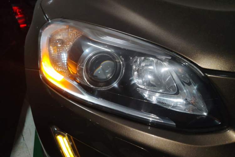 Used Volvo XC60 2015 T5 AWD Zhiyuan Edition Right Front Headlight