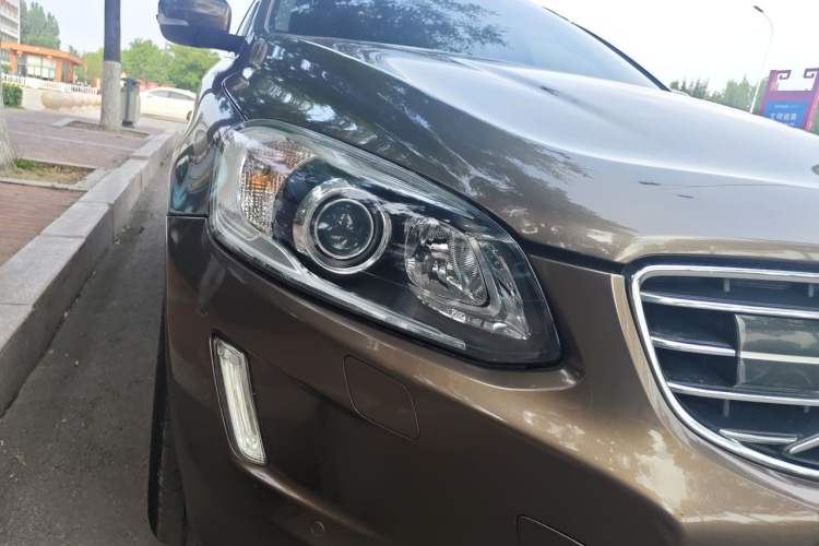 Used Volvo XC60 2015 T5 AWD Zhiyuan Edition Right Front Headlight