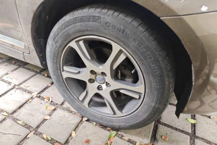 Used Volvo XC60 2015 T5 AWD Zhiyuan Edition Right Front Wheel Hub