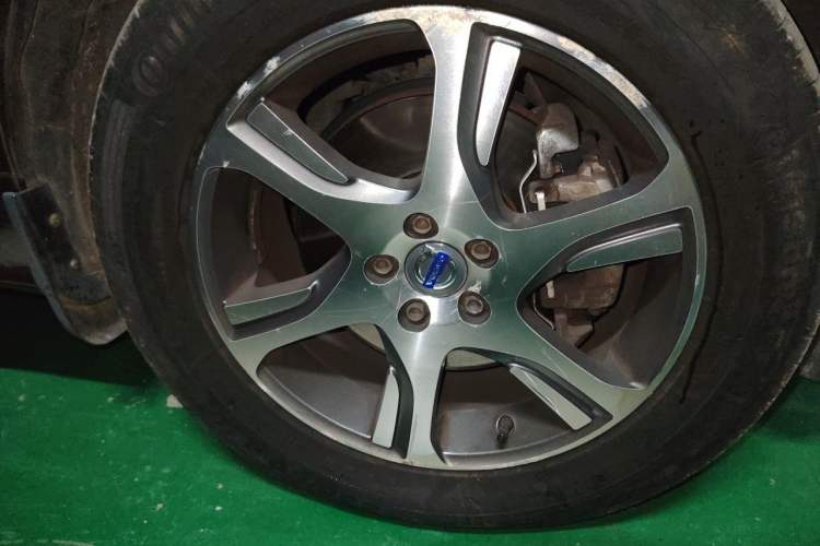 Used Volvo XC60 2015 T5 AWD Zhiyuan Edition Right Front Wheel Hub