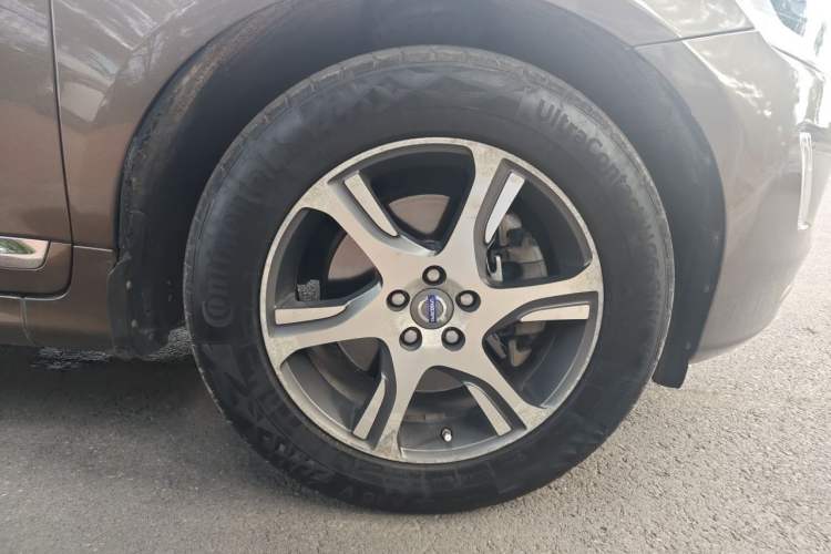 Used Volvo XC60 2015 T5 AWD Zhiyuan Edition Right Front Wheel Hub