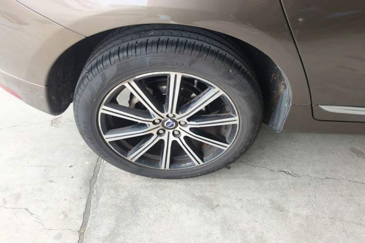 Used Volvo XC60 2015 T6 AWD Smart Version Right Rear Wheel Hub