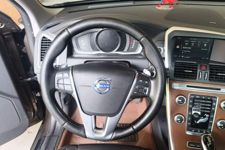 Used Volvo XC60 2015 T6 AWD Smart Version Steering Wheel