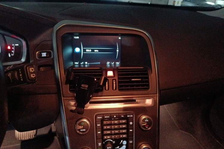 Used Volvo XC60 2016 T5 Smart Version Audio And AC Panel