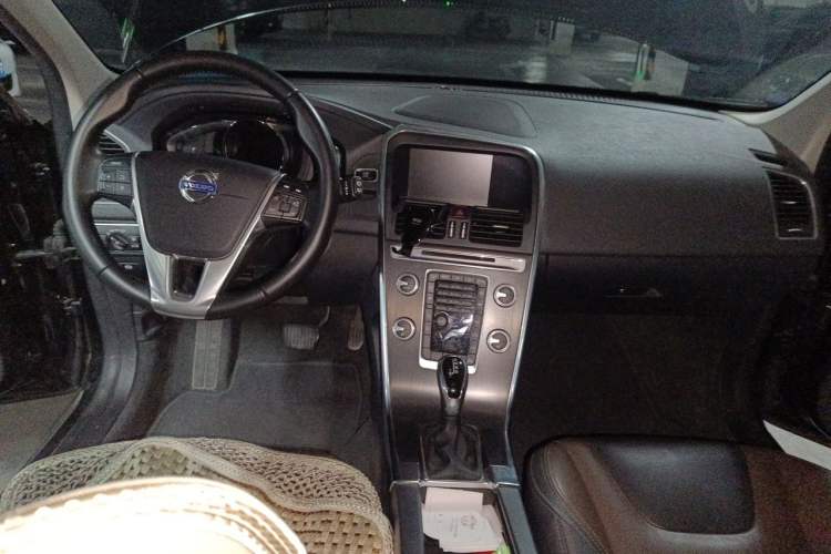 Used Volvo XC60 2016 T5 Smart Version Center Console