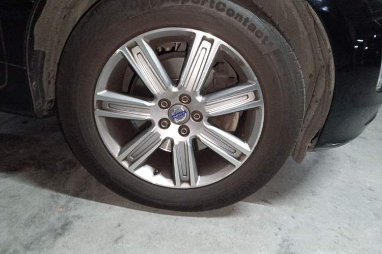 Used Volvo XC60 2016 T5 Smart Version Right Front Wheel Hub
