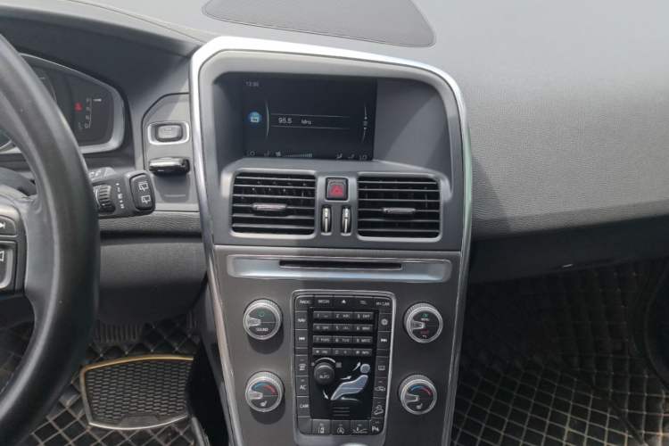 Used Volvo XC60 2016 T5 AWD Zhiyuan Edition Audio And AC Panel