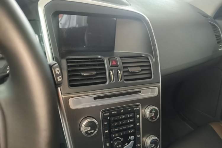 Used Volvo XC60 2016 T5 Smart Version Audio And AC Panel