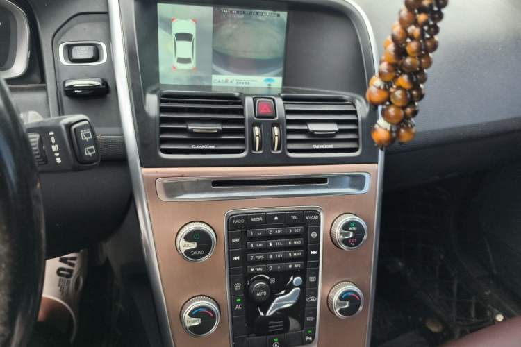 Used Volvo XC60 2016 T5 Smart Drive Edition Audio And AC Panel