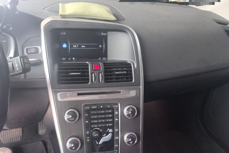 Used Volvo XC60 2016 T5 Smart Version Audio And AC Panel
